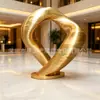 Escultura de anillo de Mobius laminado de acero inoxidable, adorno dorado en forma de anillo retorcido, gran paisaje abstracto para espacios exteriores