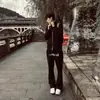 Diseño estampado elegante, pantalones deportivos versátiles para hombre y mujer, estilo americano azul marino, ligeramente acampanados, adelgazantes, pantalones largos casuales