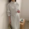 Toma Real de Vestido de Corbata con Hebilla Diagonal Única, Nicho Chic Coreano, Paleta de Colores Suave, Mangas Largas, Corte Holgado Ops