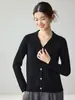 Um estilo sofisticado e elegante! Cardigã 100% caxemira para mulheres, com gola polo e tricô canelado, criando uma silhueta elegante e favorecedora