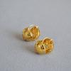 Pendientes de estilo retro europeo y americano de latón chapado en oro con diseño de flor hueca y hemisferio hueco, sencillos y de temperamento frío, para mujer.