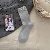 Meias cinzas de cano médio com listras, meias 100% algodão para mulheres, bordadas com um laço, estilo escolar, estilo primavera e outono, meias longas coreanas, algodão penteado