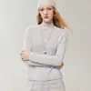 Suéter de estilo minimalista 100% cachemira pura para mujer, con cuello alto, mangas largas, un diseño ligero y elegante, perfecto para usar en capas y mantenerse abrigada.