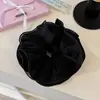Goma de pelo extra grande morada suave para mujer, adecuada para coletas bajas, con un diseño suave y elegante