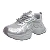 Nuevas zapatillas de papá de verano para mujer, estilo universitario, transpirables, de suela gruesa, que aumentan la altura, antideslizantes, versátiles, zapatos casuales, zapatillas para correr