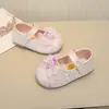 Sapatos de princesa de couro para meninas, nova coleção de outono 2026, sapatos de cristal infantis incrivelmente estilosos, da moda para meninas, com um design chique e elegante