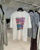 [Recomendação Principal] Nova Coleção Primavera/Verão 26 Yuran: Camiseta de Manga Curta com Ilustração da Praia de Barcelona em Algodão de Cânhamo
