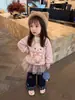 26 roupas infantis estilo coreano, coleção outono e inverno para meninas, com estampas de desenhos animados, designs de coelhinho e poá, e um moletom com forro de fleece para bebês
