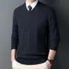 Suéter de punto nuevo para hombre de otoño e invierno, cuello en V, grueso, cálido, moda, jacquard retro, suéter de negocios, camiseta base para hombre