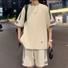 Traje deportivo casual para hombre 2026 verano moderno talla grande corte holgado conjunto de dos piezas con camiseta de manga corta a rayas y pantalones cortos