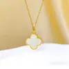 Colar Retro Estilo Chinês Trevo de Quatro Folhas Aço Titânio Feminino Corrente de Clavícula Banhada a Ouro Antigo Pingente Inlaid Imitação de Jade Hetian Joia
