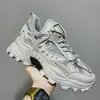 Zapatos de papá para hombre ins zapatos de moda 2026 Otoño nuevo estilo suela gruesa para aumentar altura estilo coreano ropa casual zapatos deportivos luminosos para hombre