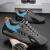 Sapatos masculinos 2026 novo verão sola macia casuais slip-on mocassins pretos para dirigir e esportes sapatos da moda