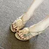 Sandálias de Salto Agulha Abertas com Tira de Flor de Camélia Retrô Francesa 2024 Novas Salto Gatinho de Fada Saltos Baixos para Mulheres