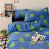 Nueva colección de invierno: Rayado azul y negro, cálido y engrosado, juego de ropa de cama de cuatro piezas con acabado de terciopelo de leche, que incluye una sábana plana, una funda de edredón y una sábana bajera.