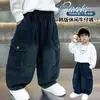 Pantalones de mezclilla de trabajo para niños, nuevo estilo coreano 2026, pantalones casuales holgados para niños para primavera y otoño, atuendo de otoño moderno para niños pequeños
