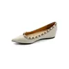 Zapatos planos de charol con punta fina y remache de 5 cm de altura para mujer, nuevo estilo retro otoño 2026, zapatos cálidos de punta poco profunda con forro de felpa
