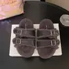 Versátiles 2026 de suela blanda, de moda, planas, nuevas pantuflas para mujer con doble tira, punta abierta, zapatos peludos de otoño con hebilla metálica