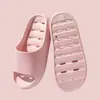 Sandalias y pantuflas simples con agujeros para el baño del hogar de las mujeres antideslizantes para uso en pareja masculinas para bañarse hotel casa de huéspedes pantuflas al por mayor