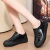 Botas de lluvia para mujer que aumentan la altura, zapatos impermeables de caña corta, duraderos e impermeables, botas de lluvia de goma de nuevo estilo, aptas para la cocina, de suela gruesa, modernas, cálidas y antideslizantes
