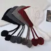 Sombrero de Orejeras Colgantes de Bola de Pelo de Lujo Accesible de Gama Alta para Mujer 100% Lana Pura con Cordones Estilo Casual Dulce Estilo Invierno 2025