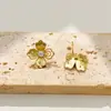 Brincos de Flores Vazadas com Incrustação de Diamantes de Design de Nicho Moda Versátil Temperamento Personalidade Leve Luxo Brincos de Tarraxa Joias de Orelha