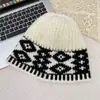 Chapéu de lã tricotado com blocos de cor retrô e padrão de losangos popular para outono e inverno para mulheres, chapéu pequeno versátil à prova de vento e quente estilo coreano para homens