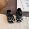 Sapatos sociais infantis 2026 Outono Novo Estilo Meninas Laço Solado Macio Antiderrapante Crianças Pequenas e Médias Sapatos Pequenos de Couro Sapatos de Performance