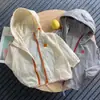 Chaqueta de Protección Solar para Niños Verano 2026 Nuevo Modelo con Capucha Bloque de Color Chaqueta para la Piel para Niños Mayores, Abrigo Delgado para Niños