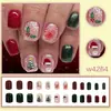 Arte de uñas con temática navideña: Uñas cortas y cuadradas con colores contrastantes, con un árbol de Navidad y un lindo Santa Claus, creando una atmósfera festiva.