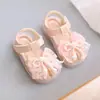 Novos Sapatos de Verão 2026 para Crianças Estilo Coreano Sandálias de Pérola da Moda para Meninas Mais Velhas com Solado Macio e Design de Biqueira Fechada