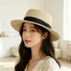 Sombrero de paja plano estilo francés para mujer, sombrero de paja para protección solar de verano para vacaciones en la playa, sombrero de sol de paja de ala ancha con cinta negra