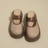 Chinelos Marrons com Fivela Retro Estilo Coreano 2026 Lançamento Primavera Sapatos de Bico Redondo Individuais para Estudantes, Uso Externo, Sapatos Slip-On Fechados para Mulheres