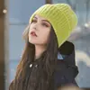 Gorro de Lana Rojo Nuevo Año 2024 para Mujer, Cálido y Grueso de Punto para Otoño e Invierno, Adelgazante de Rostro, Protección para los Oídos