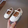 Sapatos de salto único para meninas 2025 primavera e outono novos flor bordada estilo chinês sapatos de dança sapatos de princesa sola macia sapatos pequenos de couro tendência