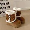 Botas curtas de pelúcia com solas grossas, botas de neve femininas, novo modelo popular de 2026, quentes de inverno, forradas com fleece, botas de algodão com alça de fivela dupla removível