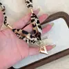 Colar Lenço Coração Estampa de Leopardo para Mulheres, Corrente Exagerada para Clavícula de Outono e Inverno de Alta Qualidade, Acessório de Corrente para Suéter Estilo Puro Desejo