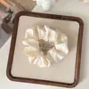 Novo scrunchie de cetim pérola estilo francês, cor sólida vintage, toque de alta qualidade, macio, sem costura, não danifica o cabelo, scrunchie elegante