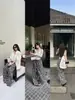 'Calça Floral Clássica da Vovó' Estampa Preto e Branco Minimalista Relaxado Estilo Férias Calça Wide-Leg para Mulheres