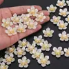Pétalos de Concha Imitación de Múltiples Hojas Incrustados con Corazón de Flor de Perla Accesorios Placa de Flor de Resina Accesorios de Joyería DIY Materiales Al Por Mayor