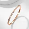 Pulsera inspirada en Chanel con patrón de rombos Coco, finamente elaborada con tecnología CNC, chapada en oro rosa de 18 quilates, ofreciendo una sensación de lujo ligero, nicho y alta gama.