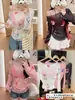 Traje Doce e Fashionável para Menina Manga Longa com Proteção Solar em Malha Estampada Uma-Ombro Blusa Feminina Gola Alta Colete Vermelho Básico