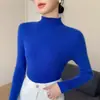 Suéter de cuello alto medio para otoño e invierno, nueva camiseta básica de punto de color liso, top ajustado de rayas verticales para mujer