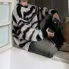 Suéter de mohair listrado em preto e branco estilo americano, roupa de inverno masculina, casual e estilosa, jaqueta de tricô de alta qualidade para casal