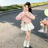 Conjunto de Menina para Primavera e Outono: Conjunto de Duas Peças Elegante e Único: Moletom com Gola, Acabamento em Renda Doce de Laço e Saia Combinando