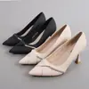 Os novos sapatos de salto alto de Bai Zhenhe para mulheres apresentam um estilo de luxo leve francês, design exclusivo e um salto fino, exalando feminilidade e elegância.