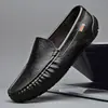 2026 Novo Estilo Casual Masculino Jovem Mocassins Quatro Níveis Respirável Slip-On Solado Macio Preto Sapatos de Couro Business Masculino