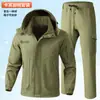 Conjunto de chaqueta cálida con forro polar para hombre, ropa de trabajo de invierno a prueba de viento y resistente al desgaste, ropa de trabajo para exteriores de camuflaje con capucha desmontable