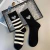 Calcetines Nuevos Estilo Coreano Otoño e Invierno para Mujer Etiqueta de Tela con Cara Sonriente Calcetines Distintivos de Tamaño Medio Moda Versátil Calcetines Joya Populares en Internet Calcetines de Moda para Mujer