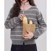 Suéter Solto Listrado Colorido Novo Estilo Outono e Inverno Jaqueta de Tricô Feminina Versátil com Zíper e Mangas Longas Top Estilo Retrô